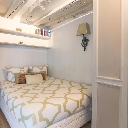 Louvre Apartment