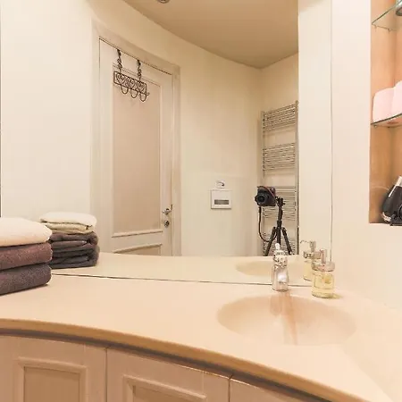 Louvre Apartment *